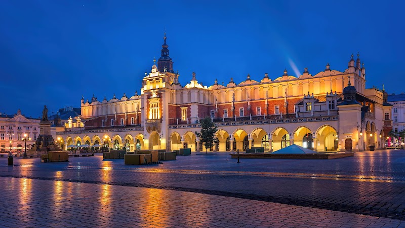 Visit the Cloth Hall